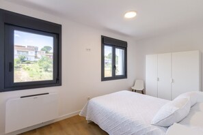 2 chambres, fer et planche à repasser