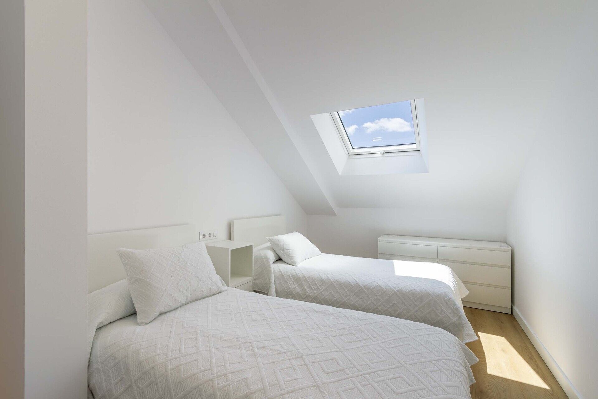 2 habitaciones y tabla de planchar con plancha 