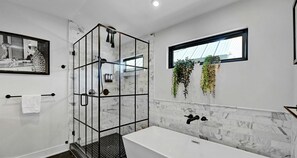  milieuvriendelijk toiletgerief, een haardroger, handdoeken, zeep