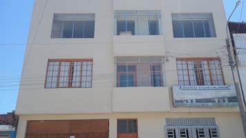Vista frontal de la propiedad