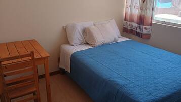 Chambre Classique Double ou avec lits jumeaux, vue cour intérieure | Espace de travail pour ordinateur portable, Wi-Fi gratuit