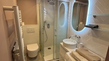 Suihku, hiustenkuivaaja, saippua, vessapaperi