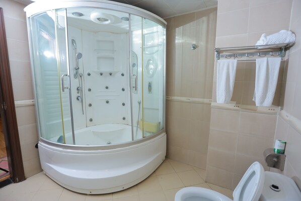Suite familiar, balcón, vistas a la ciudad | Baño | Toallas, jabón, champú y papel higiénico