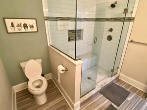 Dusche, Handtücher, Seife, Toilettenpapier
