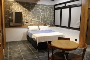 1 chambre, fer et planche à repasser, Wi-Fi, draps fournis