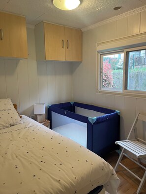 2 室のベッドルーム、アイロン / アイロン台、旅行用ベビーベッド