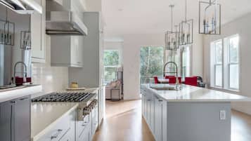 Een koelkast, een magnetron, een oven, een kookplaat