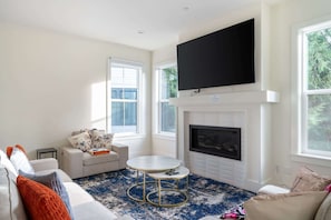 Smart TV, chimenea, oficina