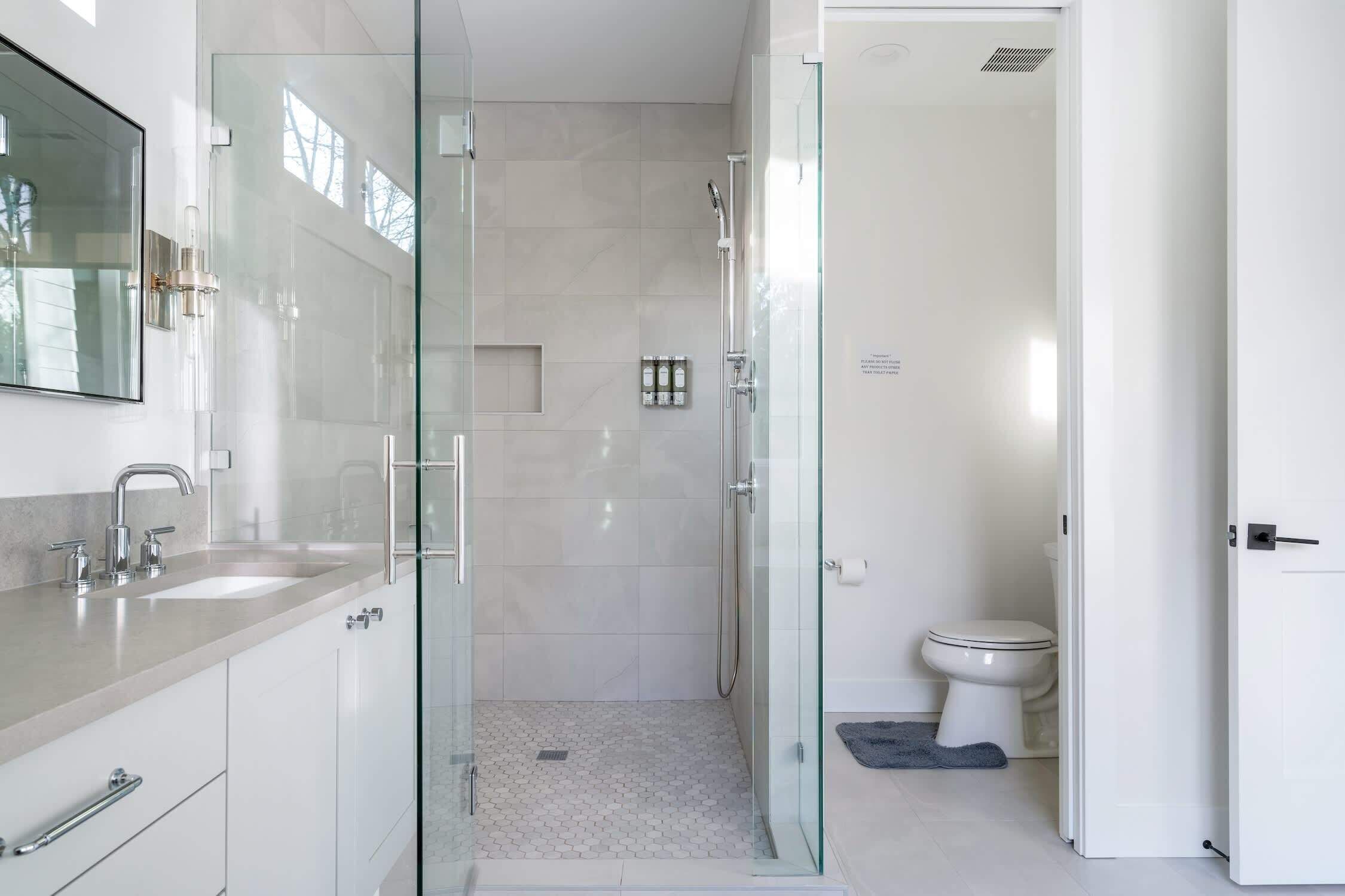 Douche, séchoir à cheveux, serviettes fournies, shampooing