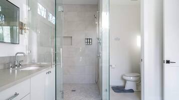 Douche, séchoir à cheveux, serviettes fournies, shampooing