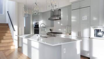 Een koelkast, een magnetron, een oven, een kookplaat