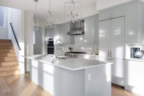 Refrigerador, microondas, horno, placa de cocina