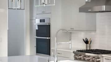 Jääkaappi, mikroaaltouuni, uuni, liesi