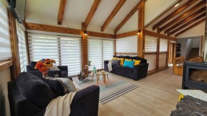 Casa, 4 habitaciones | Zona de estar | Una televisión de pantalla plana