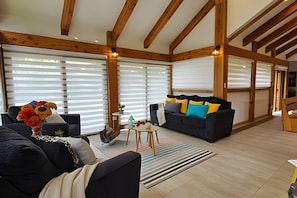 Maison, 4 chambres | Aire de séjour | Téléviseur à écran plat