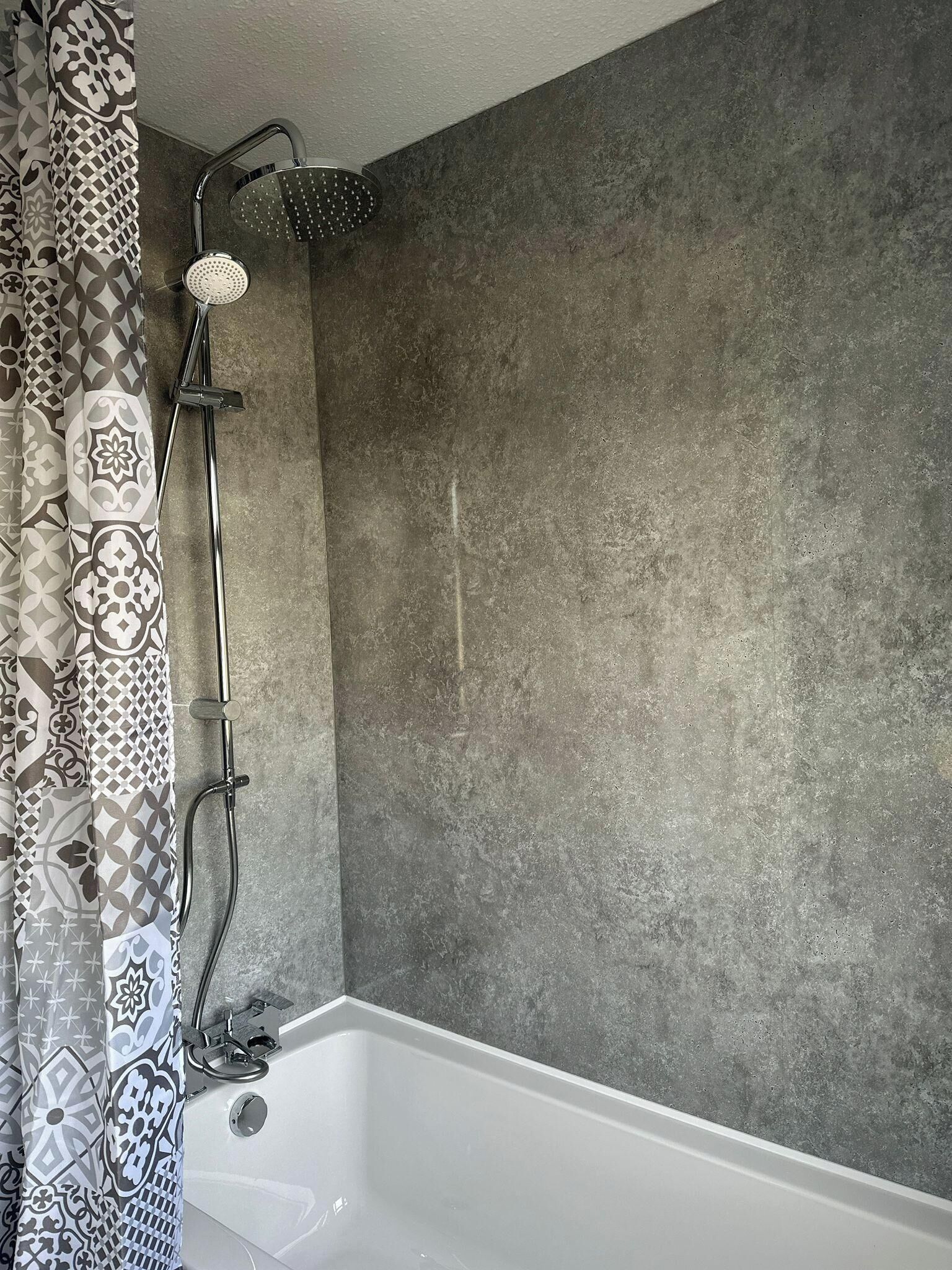 House | Bathroom | Combined shower/bathtub, deep-soaking bathtub, towels