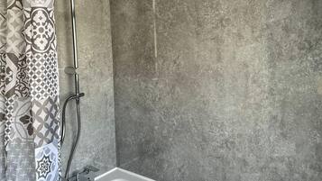 House | Bathroom | Combined shower/bathtub, deep-soaking bathtub, towels