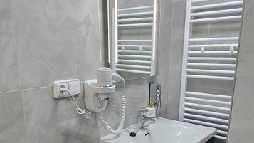 Dusch, hårtork, handdukar och tvål