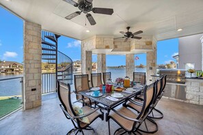 Outdoor dining - Diagonal Bay Escape | Concierge Services (Horseshoe Bay)