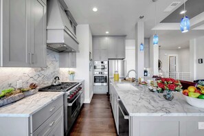 Fridge, microwave, oven, stovetop - Diagonal Bay Escape | Concierge Services (Horseshoe Bay)