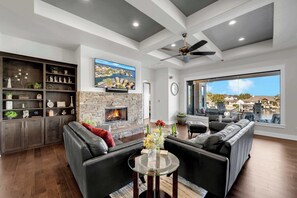 Smart TV, fireplace, offices - Diagonal Bay Escape | Concierge Services (Horseshoe Bay)
