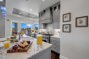 Fridge, microwave, oven, stovetop - Diagonal Bay Escape | Concierge Services (Horseshoe Bay)