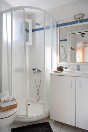 Douche, sèche-cheveux, serviettes fournies, savon