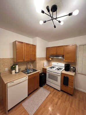 Fridge, oven, stovetop, dishwasher