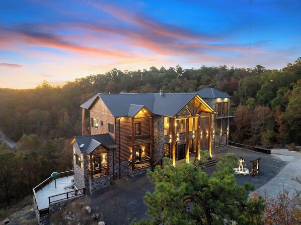 Exterior - Pinhouse: Bowling, Slide, Splash, Golf, Sleeps 50! (Broken Bow)