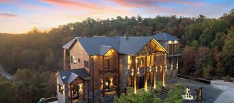 Pinhouse: Bowling, Slide, Splash, Golf, Sleeps 50!