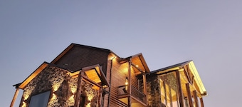 Pinhouse: Bowling, Slide, Splash, Golf, Sleeps 50!