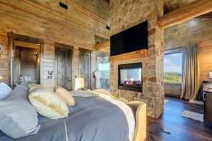 8 bedrooms, iron/ironing board, travel crib, free WiFi - Pinhouse: Bowling, Slide, Splash, Golf, Sleeps 50! (Broken Bow)