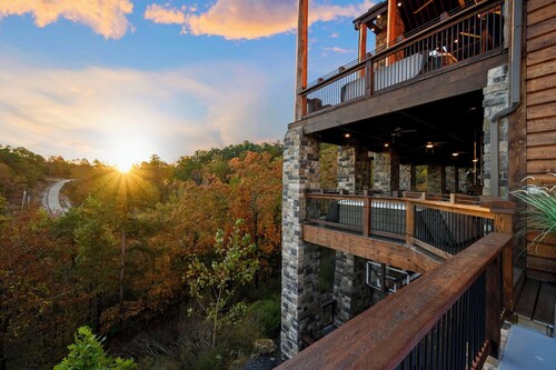 Pinhouse: Bowling, Slide, Splash, Golf, Sleeps 50!