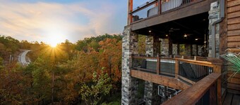 Pinhouse: Bowling, Slide, Splash, Golf, Sleeps 50!