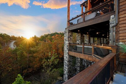 Pinhouse: Bowling, Slide, Splash, Golf, Sleeps 50!