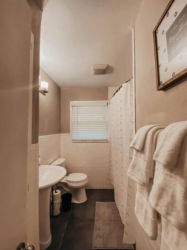 Bathroom - The Burrow-Cozy 3 BDRM HM - Free Parking (Waxahachie)
