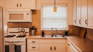 Private kitchen - The Burrow-Cozy 3 BDRM HM - Free Parking (Waxahachie)