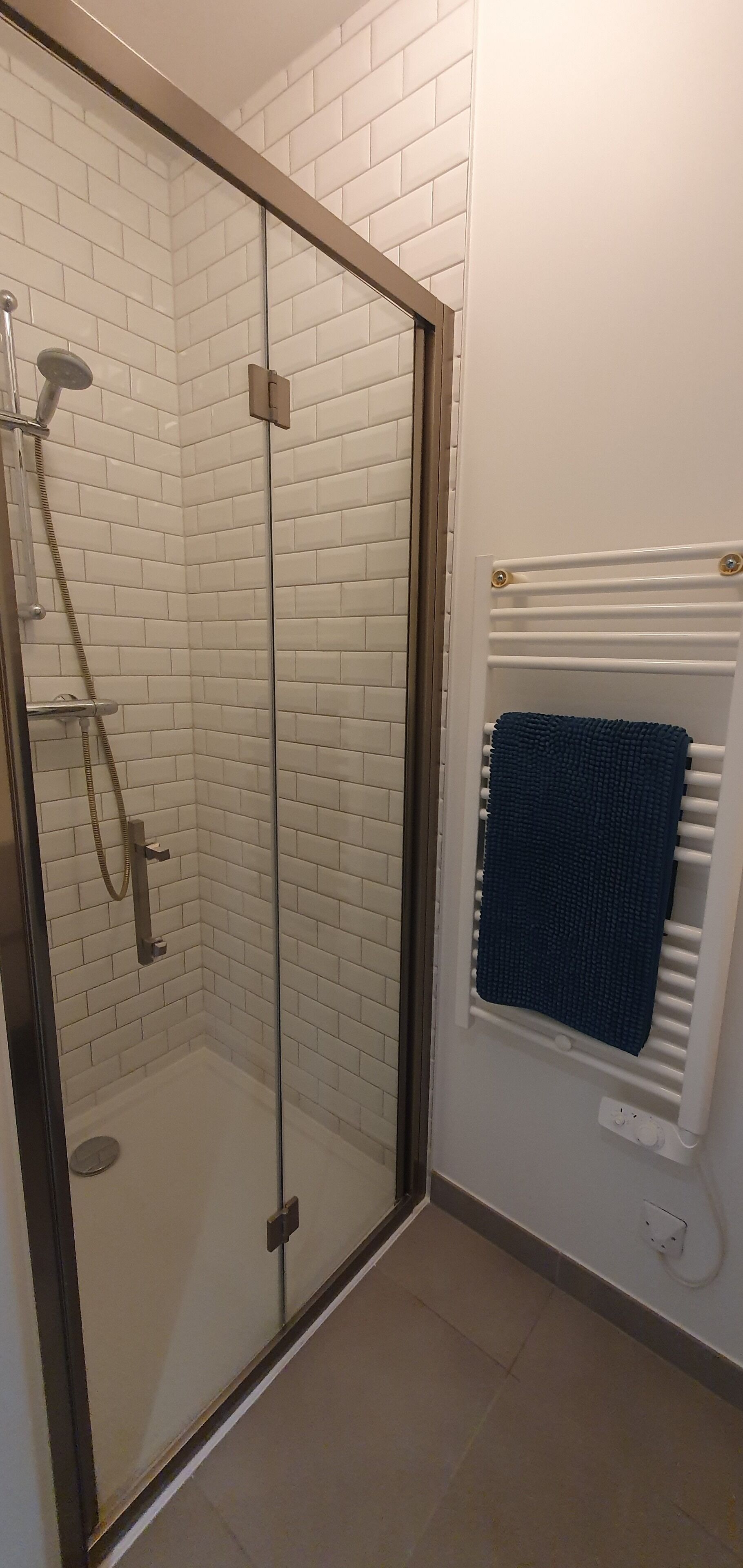 Haartrockner, Handtücher, Seife, Shampoo