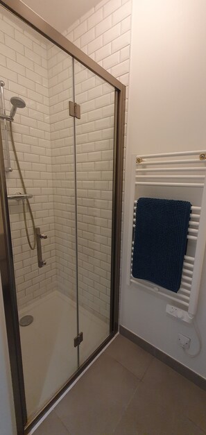 Hårføner, håndklær, såpe og sjampo