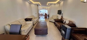 40-inch Smart TV with satellite channels, Netflix, pay films - St.George Temanite Fresh Hansa Home Apt. (Beirut)