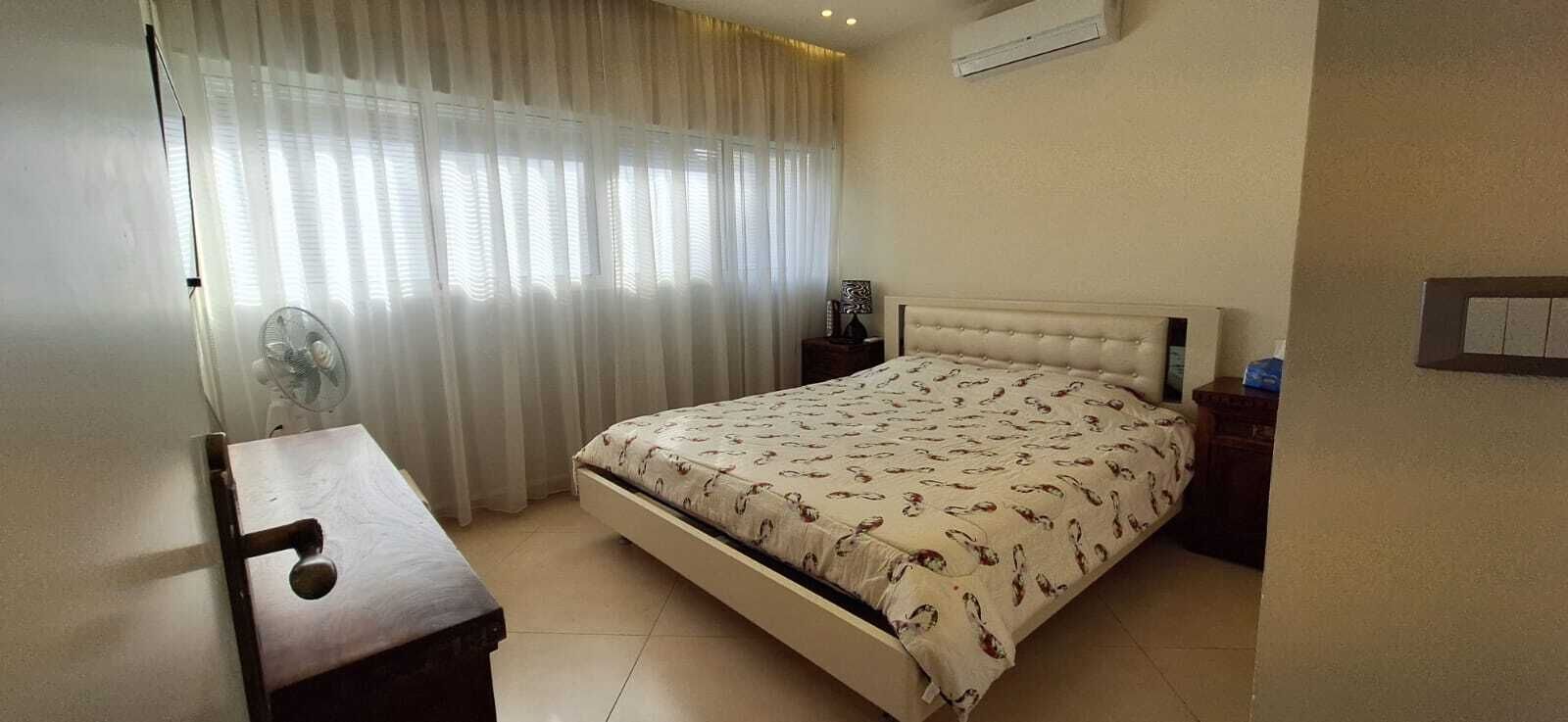 2 habitaciones, escritorio y espacio para trabajar con laptop 