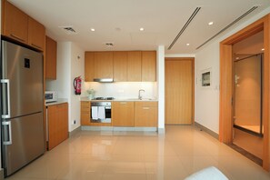 Fridge, microwave, stovetop, dishwasher - Luxurious 1BR in Opera Grand 5 mins walk to Burj Khalifa (Dubai)