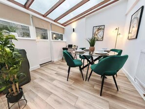 Apartment | Dining - Prime Exeter Stay for Corporate & Family Guests (Exeter)
