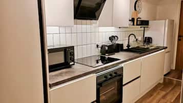 Apartamento | Cozinha privada | Geladeira, micro-ondas, fogão, cooktop
