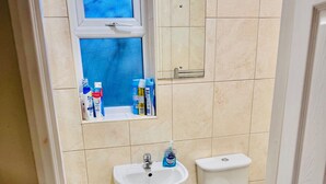 شقة | حمام | تجهيزات دش، مناشف