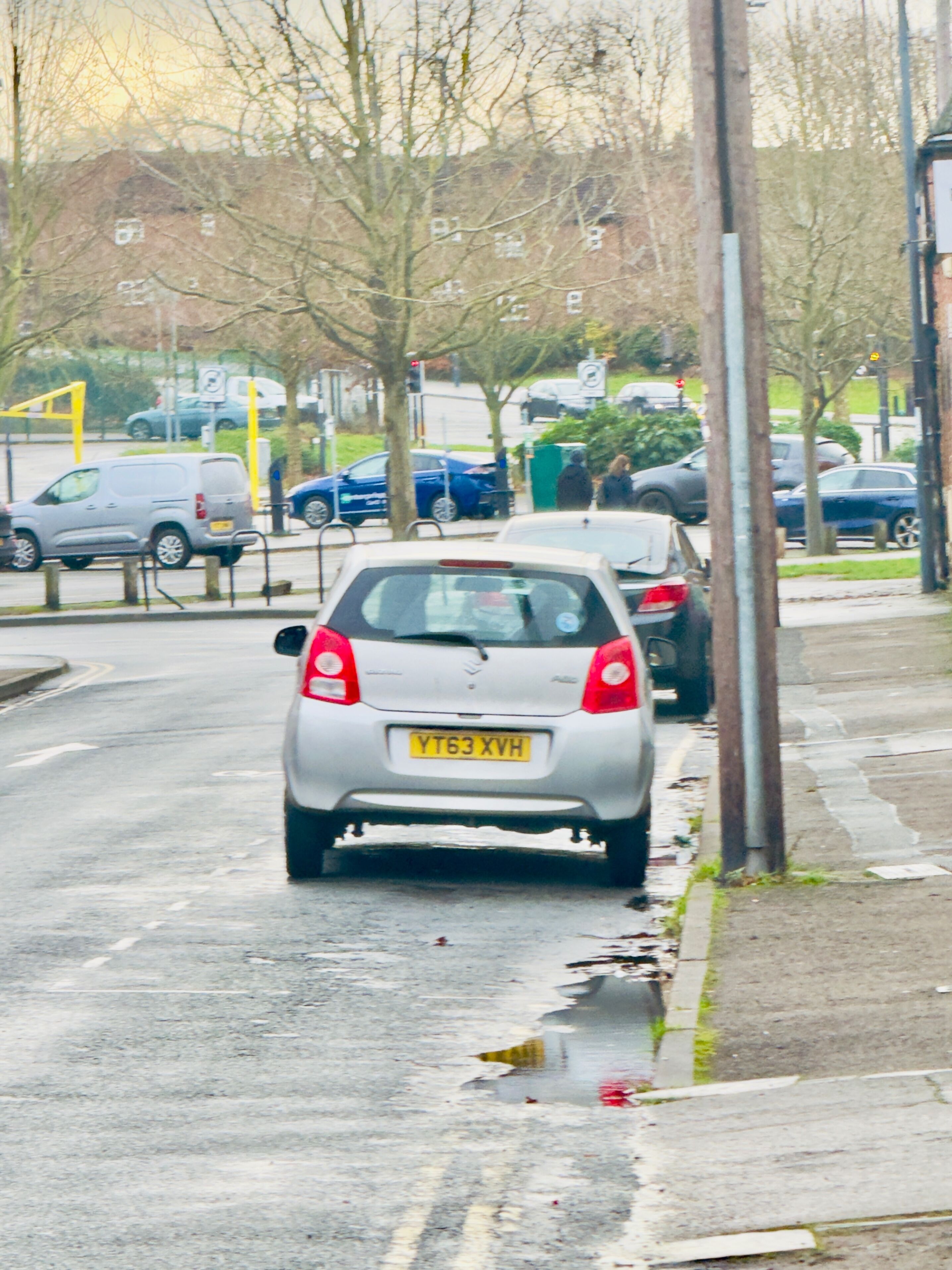 Un parking où plusieurs voitures sont garées.