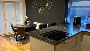 Rumah | Dapur pribadi | Lemari es, microwave, oven, dan kompor