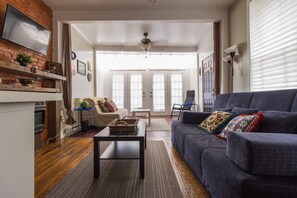 Smart TV, fireplace - Le Chic Studio with W/D, AC, Private Patio, and fast WiFi in superb Fishtown (Philadelphia)