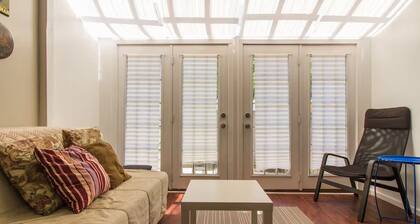 Le Chic Studio with W/D, AC, Private Patio, and fast WiFi in superb Fishtown