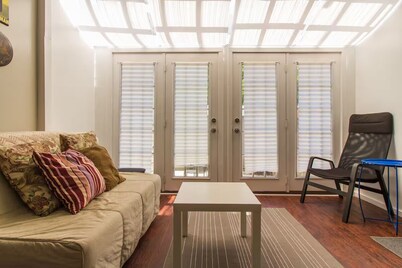 Le Chic Studio with W/D, AC, Private Patio, and fast WiFi in superb Fishtown
